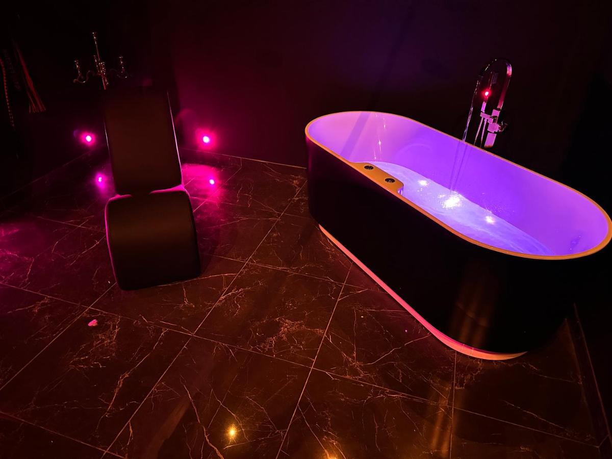 Loveroom De Luxe - Theme 50 Nuances De Grey Maison Privative Spa Insolite Douchy-les-Mines Екстериор снимка